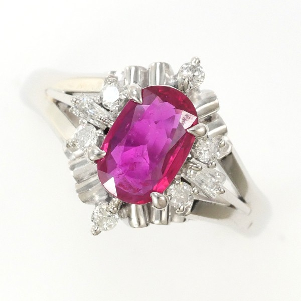 【素材】 PT900/プラチナ 【石目】 ルビー 0.71ct ダイヤ 0.16ct 【総重量】 約5.2g 【サイズ】 約9号 【最大幅】 約12mm 【サイズ直し】 2サイズは可能(3万円以上は無