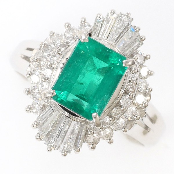 【素材】 PT900/プラチナ 【石目】 天然エメラルド 1.43ct 天然ダイアモンド 0.69ct 【自社色石評価】 A 【総重量】 約7.5g 【サイズ】 約9.5号 【最大幅】 約16mm 【