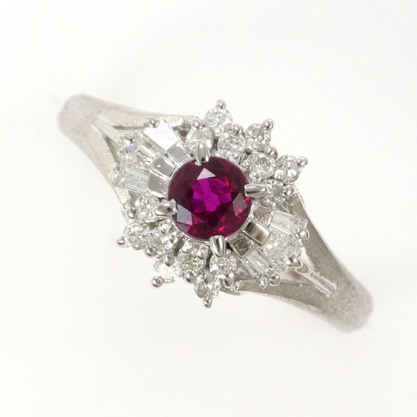 【素材】 PT900/プラチナ 【石目】 ルビー 0.35ct ダイヤ 0.28ct 【総重量】 約4.4g 【サイズ】 約11.5号 【最大幅】 約10mm 【サイズ直し】 2サイズは可能(3万円以