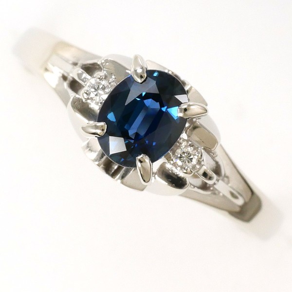 【素材】 Pm900/プラチナ 【石目】 サファイア 0.54ct ダイヤ(ct刻印なし) 【総重量】 約3.4g 【サイズ】 約12号 【最大幅】 約7mm 【サイズ直し】 2サイズは可能(3万円以